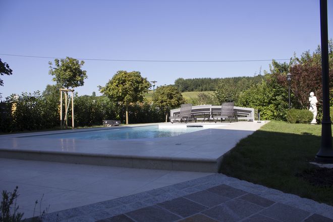 Gartenanlage mit Pool in Mediterranem Muschelkalkstein + Terrasse in Kirmanjak
