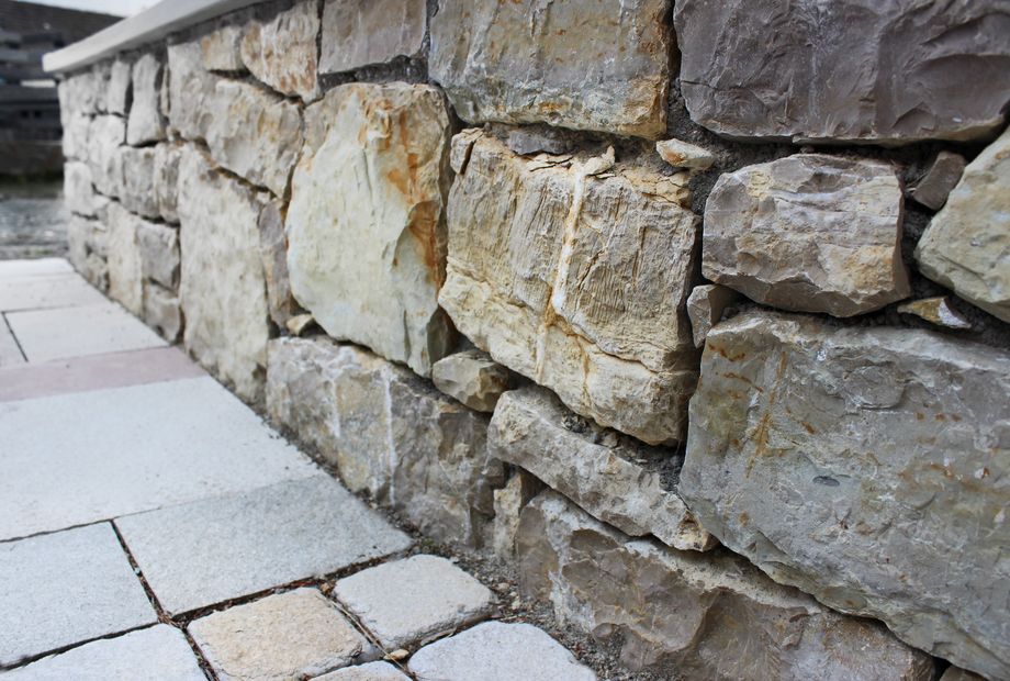Natursteinmauer aus Kalkstein, Stein Schwarz