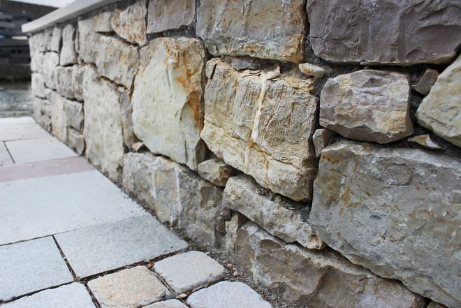Natursteinmauer aus Kalkstein, Stein Schwarz