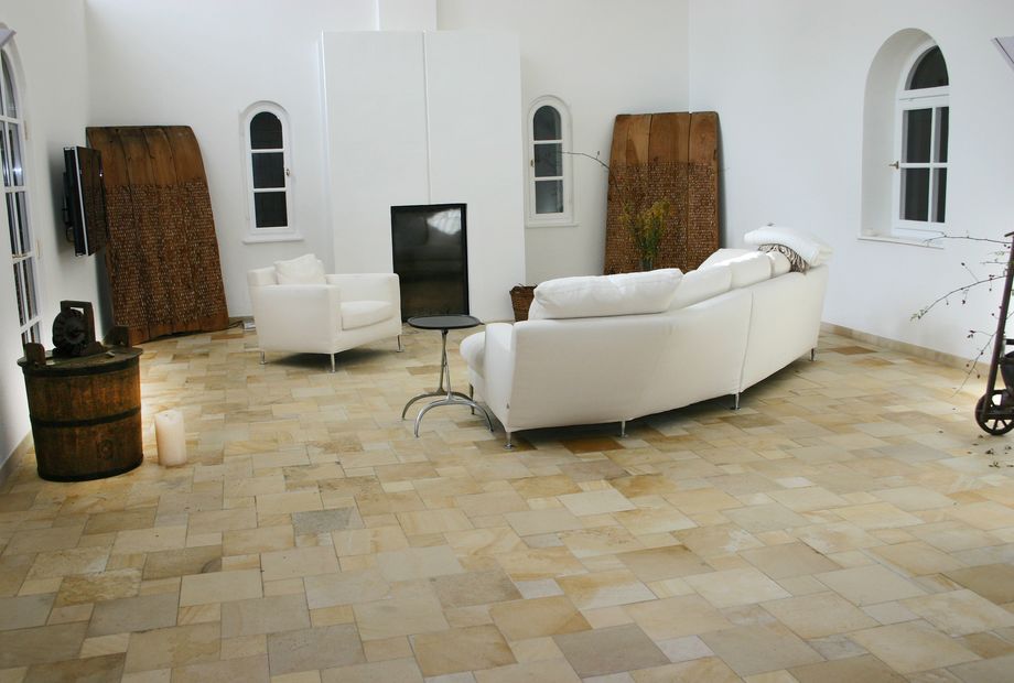 Wohnzimmer mit Solnhofner Marmor Boden, Stein Schwarz