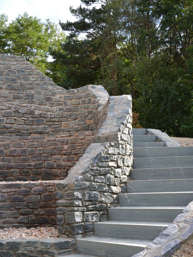Natursteinmauer aus Pannonia Grün, Stein Schwarz