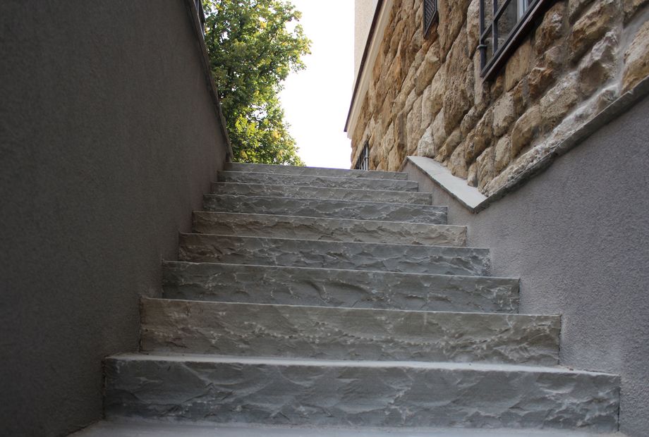 Stufen in Kandla Grey
