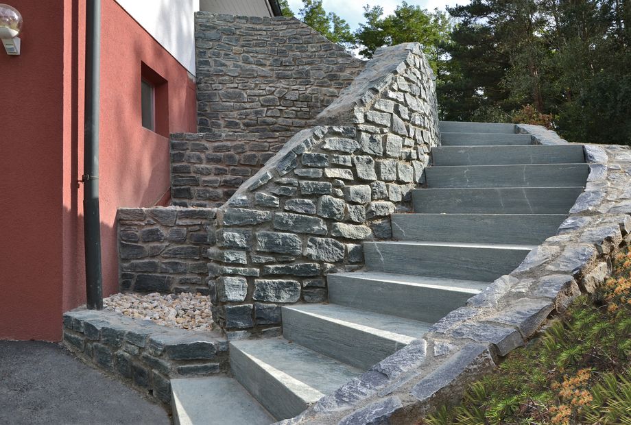 Stufen in Pannonia Grün, Stein Schwarz