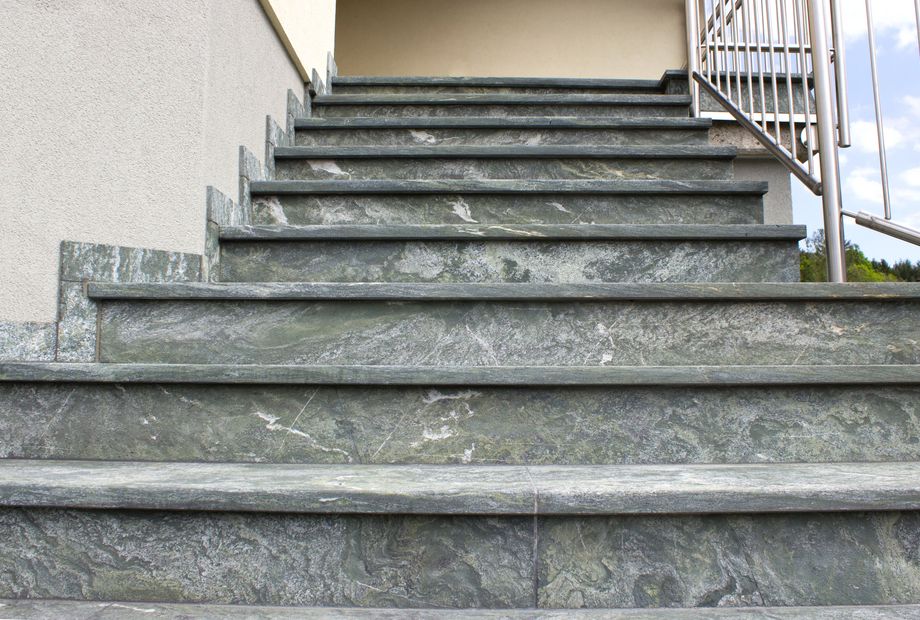Stufen in Pannonia Grün, Stein Schwarz