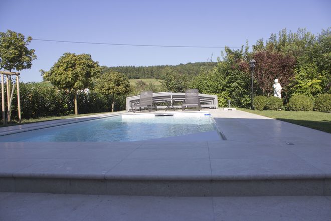 Gartenanlage mit Pool in Mediterranem Muschelkalkstein + Terrasse in Kirmanjak